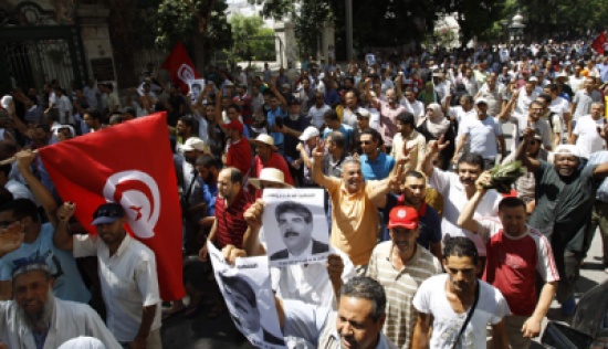 مواجهات عقب جنازة غاضبة للبراهمي في تونس ( صور )